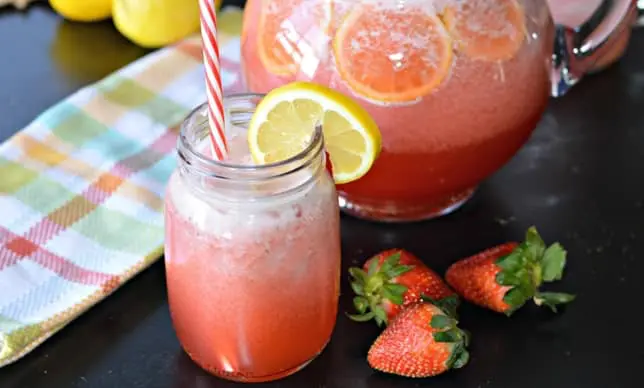 Conoce los beneficios de las aguas hechas con frutas naturales.