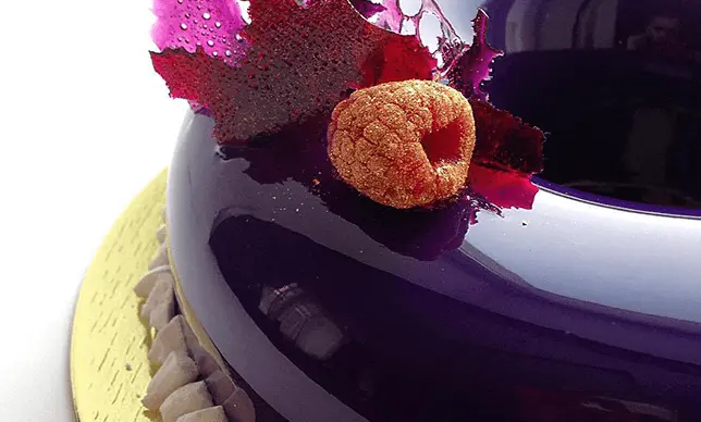 Tartas con efecto de espejo ¡la tendencia que arrasa en redes sociales!