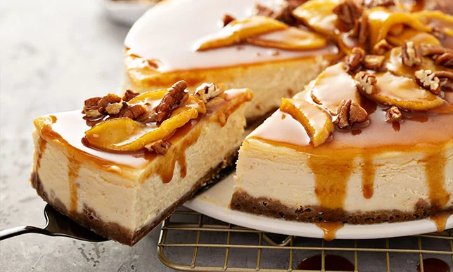 Delicioso cheesecake casero con manzana, caramelo y nuez.