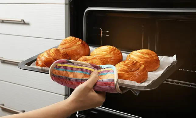 ¿Cuál es la equivalencia de grados en horno con perilla de números?