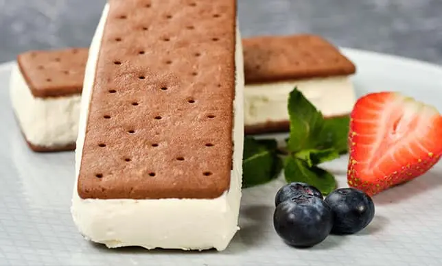 Sándwich de galleta con helado de chocolate