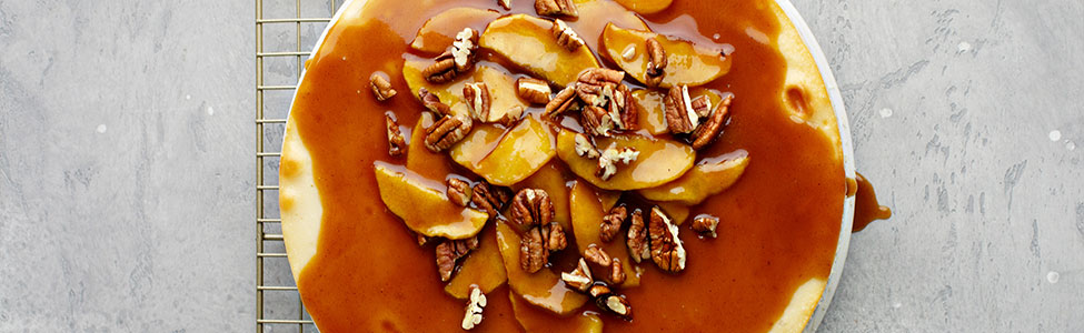 Delicioso cheesecake casero con manzana, caramelo y nuez-5