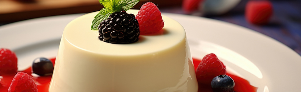 Mi receta preferida de panna cotta de matcha y coco con salsa de frutos rojos