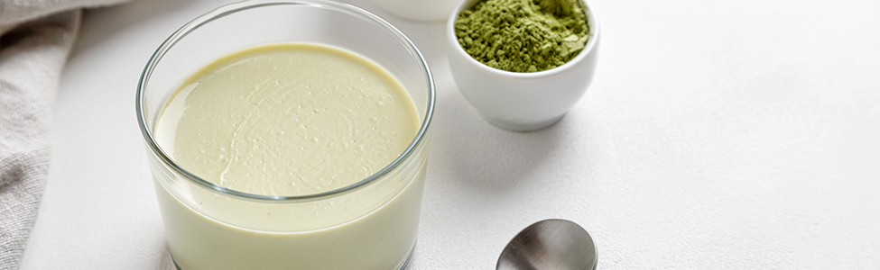 Mi receta preferida de panna cotta de matcha y coco con salsa de frutos rojos