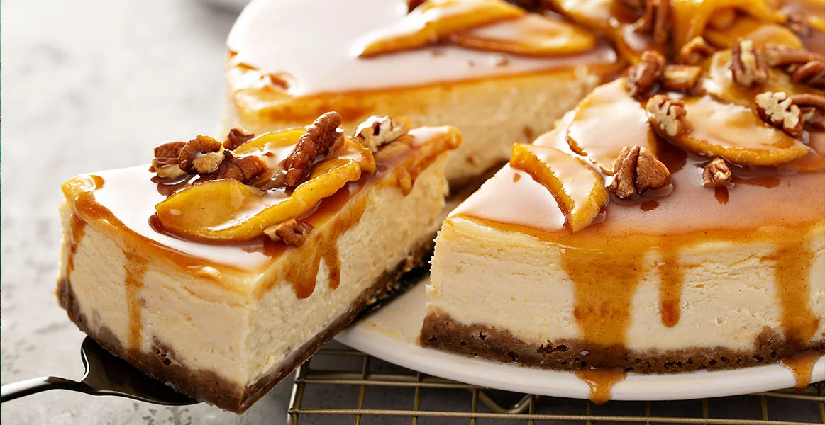 Delicioso cheesecake casero con manzana, caramelo y nuez. 