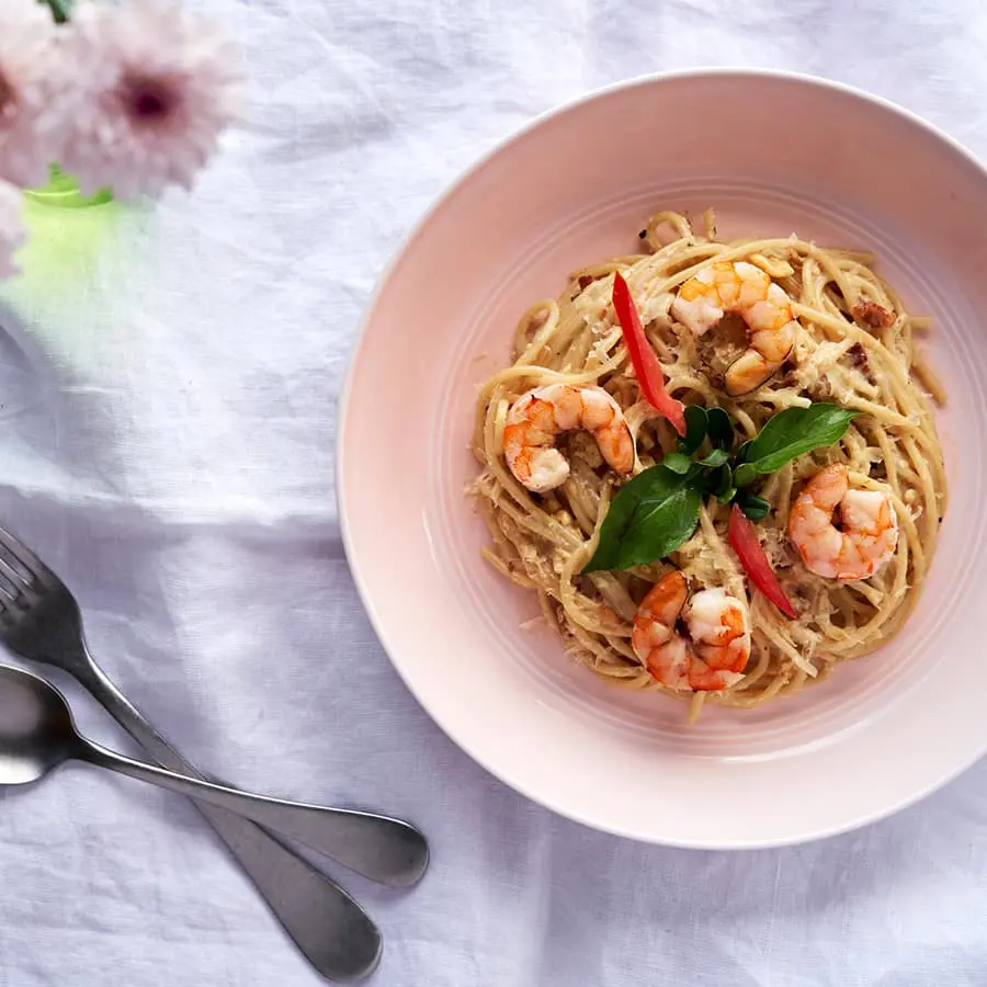 Espagueti en salsa carbonara de vainilla con camarones