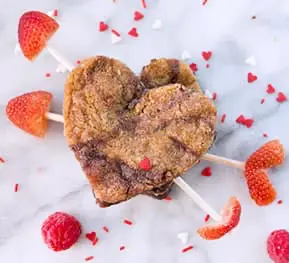 Corazones de brownies y galletas