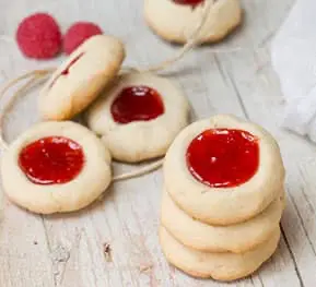 Galletas de vainilla y mermelada de frambuesas