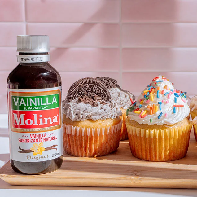 Cupcakes de vainilla con betún de fresa, galletas de chocolate y vainilla