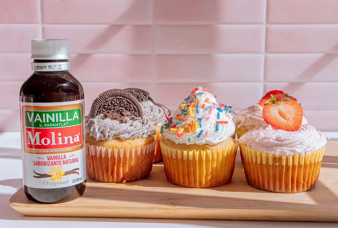 Cupcakes de vainilla con betún de fresa, galletas de chocolate y vainilla