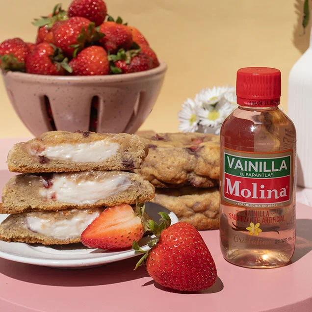 Galletas rellenas de queso crema y fresas