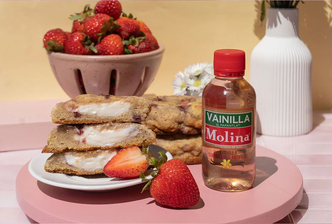 Galletas rellenas de queso crema y fresas