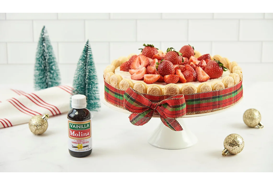 Carlota navideña de fresas con crema