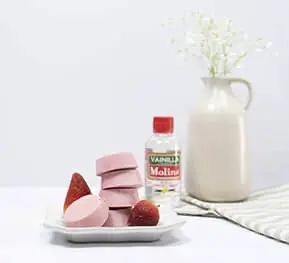 Bombas keto de cheesecake con fresas