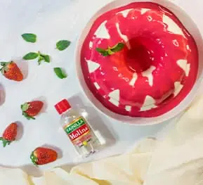 Gelatina de yogurt con salsa de fresas