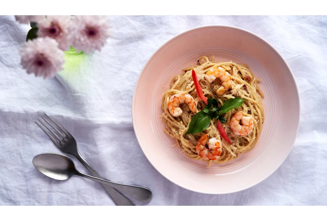 Espagueti en salsa carbonara de vainilla con camarones