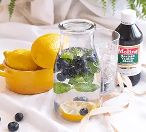 Agua de limon y blueberries detox