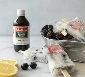 Paletas heladas de coco y berries