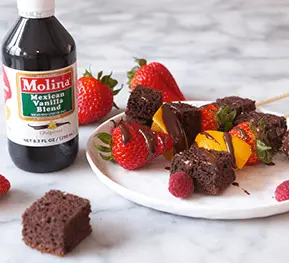 Brochetas de brownie con salsa de chocolate