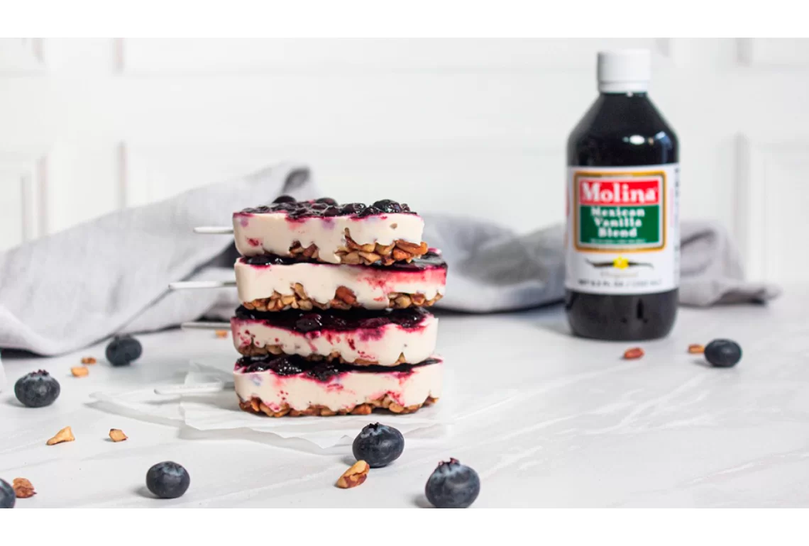 Paletas de yogurt y blueberries